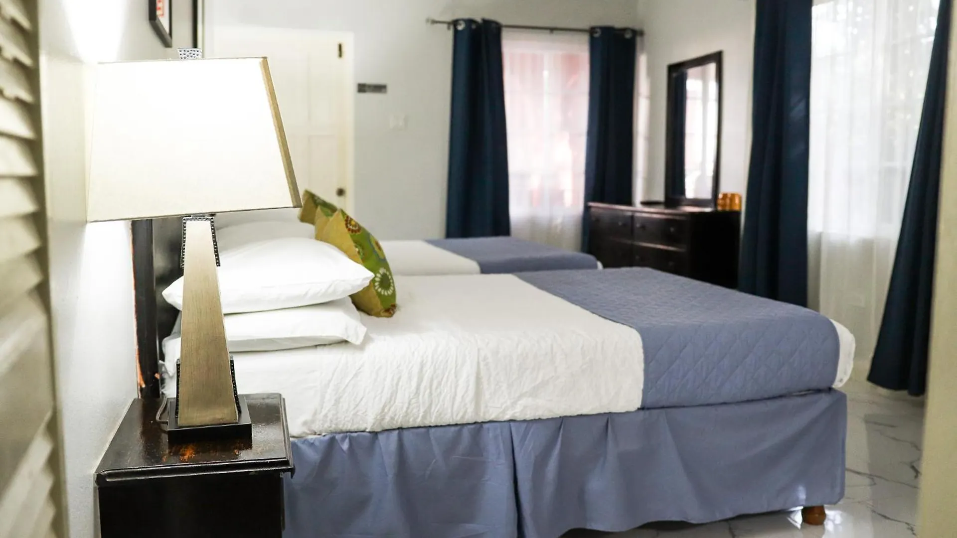 Paradise On The Rocks Hotel ネグリル