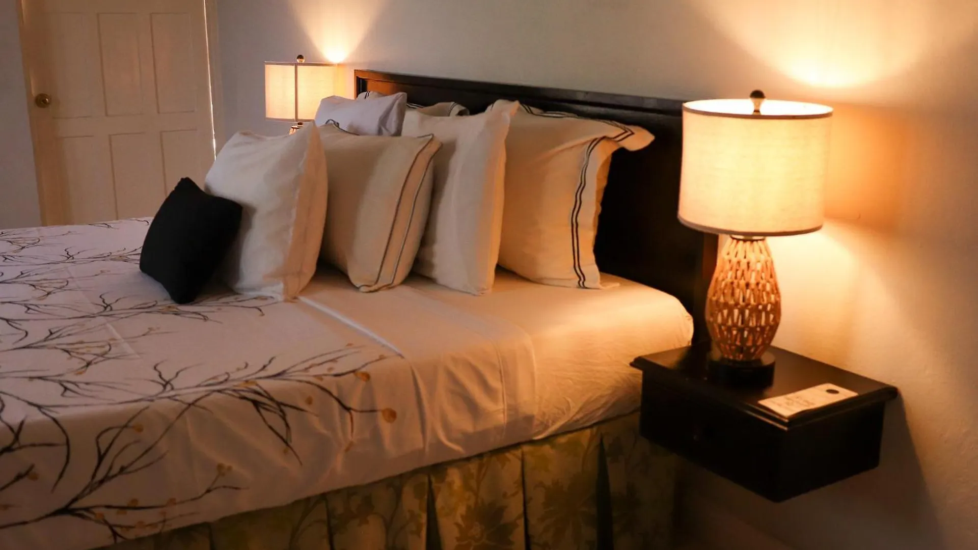 Paradise On The Rocks Hotel ネグリル