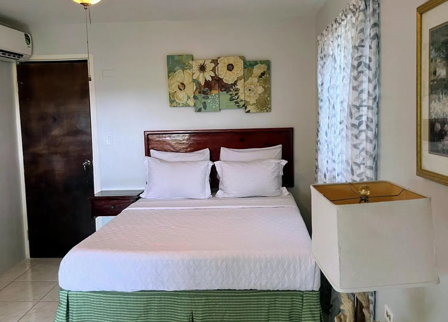 Paradise On The Rocks Hotel ネグリル
