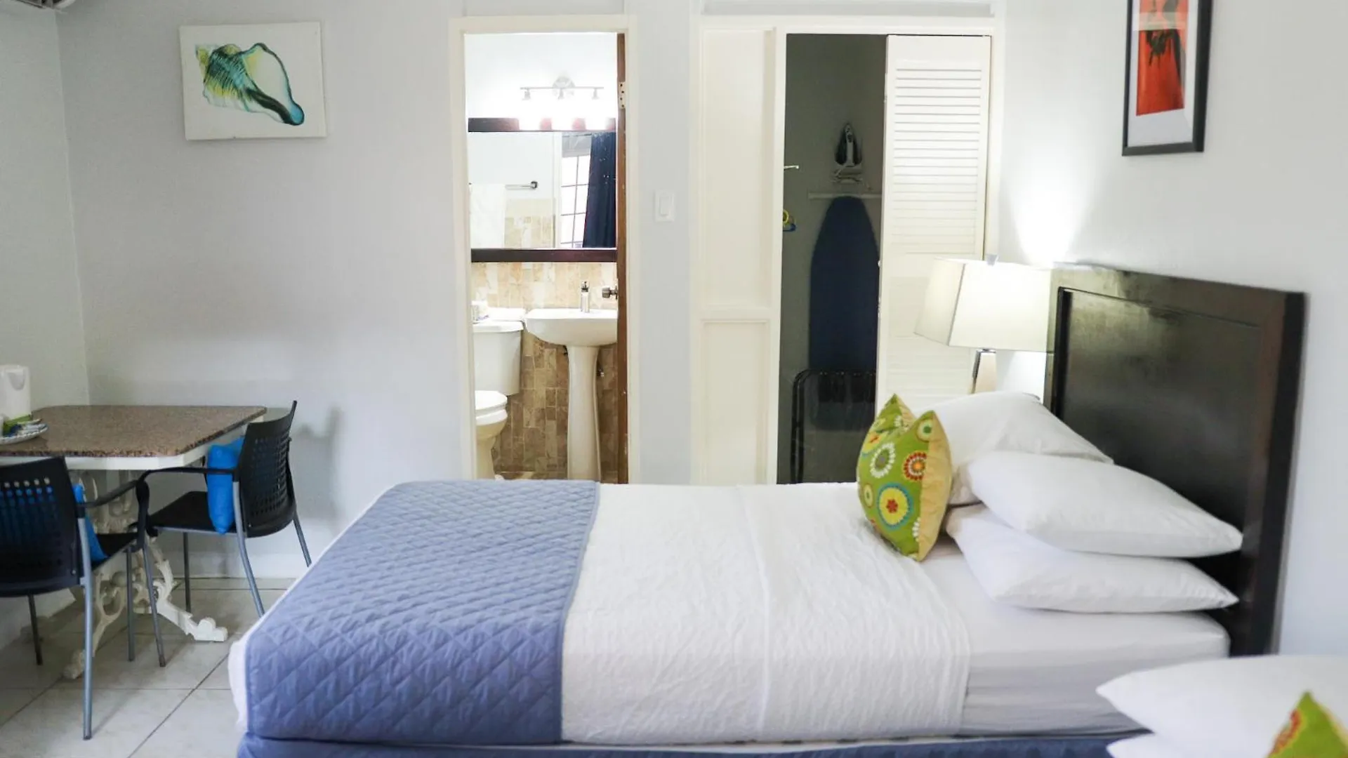Paradise On The Rocks Hotel ネグリル