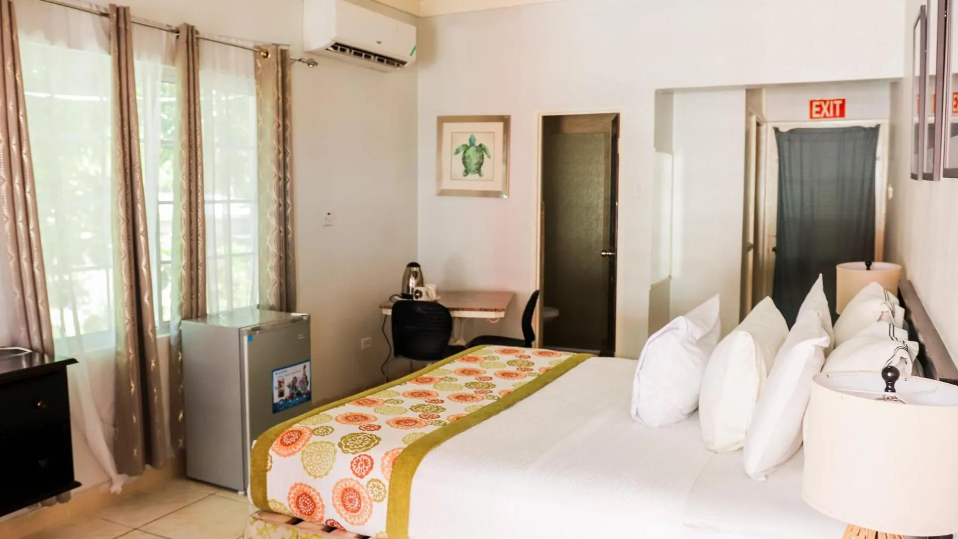 Paradise On The Rocks Hotel ネグリル