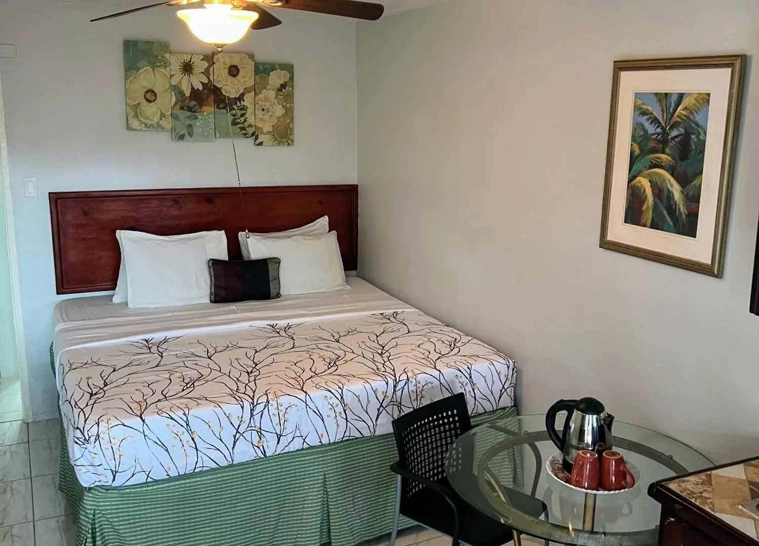 Paradise On The Rocks Hotel ネグリル