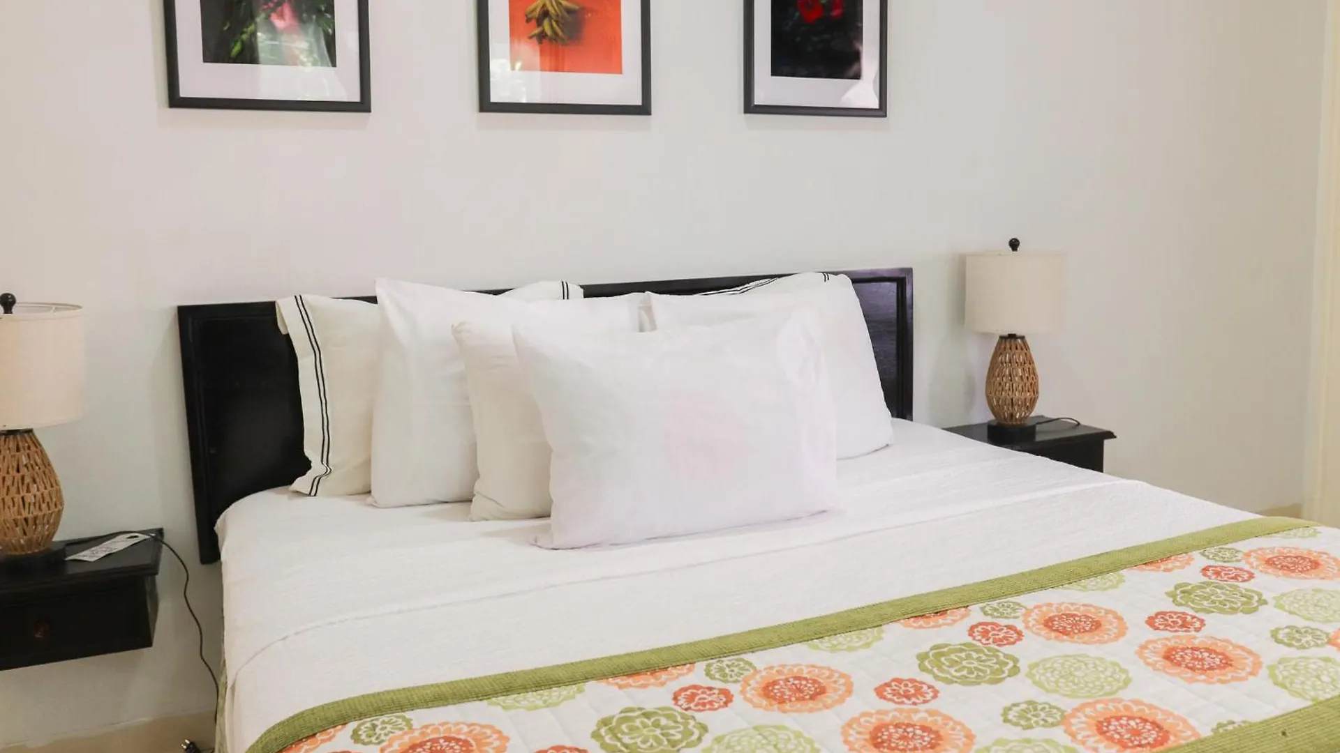 Paradise On The Rocks Hotel ネグリル
