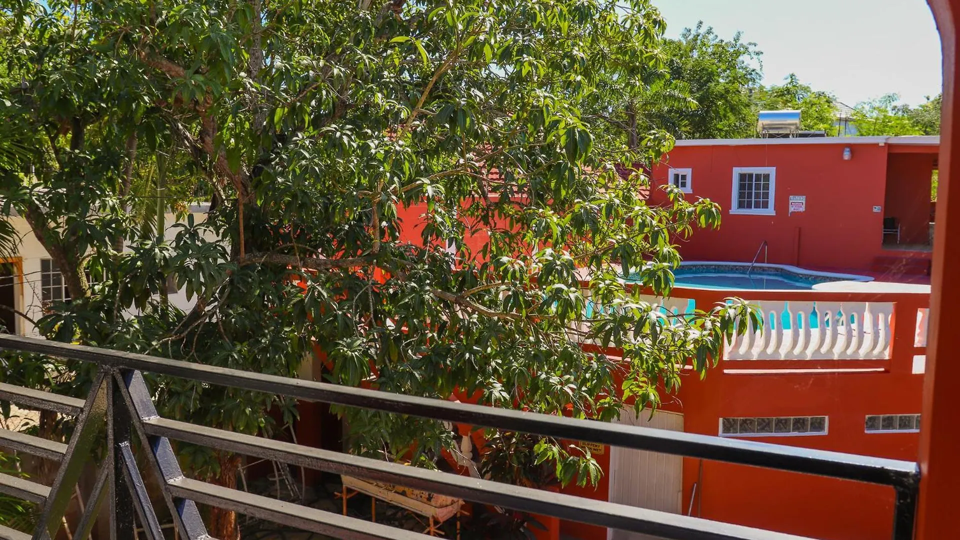 Paradise On The Rocks Hotel ネグリル
